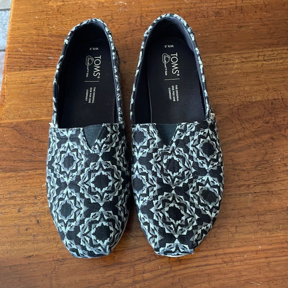 50%off!  Two days! Great Tom’s W 9.5 in black and white brocade-like fabric
